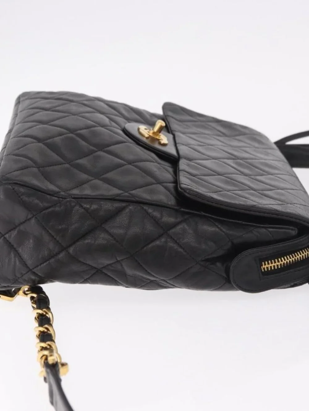 CHANEL brand	chanel color	gold